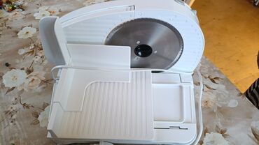 elektrikli rende: Mətbəxdə istifadə üçün nəzərdə tutulmuş elektrik dilimleyici. Bu cihaz