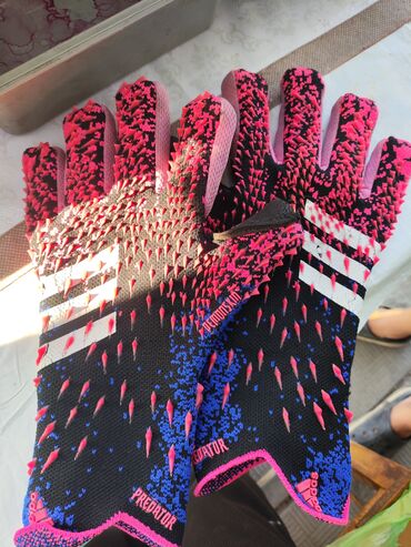 шлем для лыж: Футбольные перчатки, в хорошем состоянии Adidas Predator купили месяц