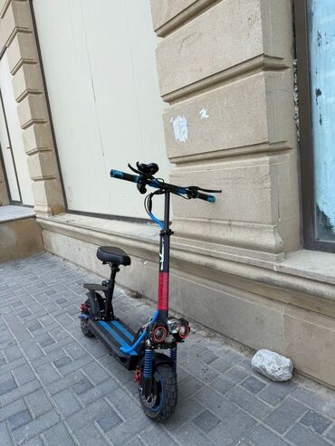 Перчатки: Kugoo M4 Pro İdeal veziyyetde 1 aydi alınıb Mesafe:25-30 Kilometr