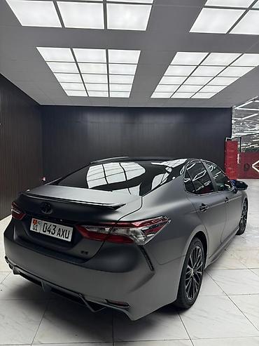 byd e2 2024: Toyota Camry: 2022 г., 2.5 л, Автомат, Гибрид, Седан — 2