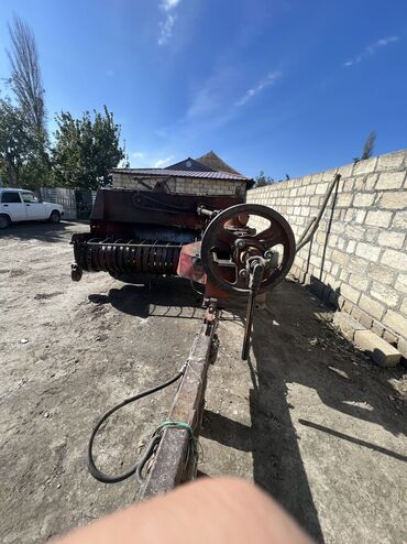 Traktorlar: Pres Baglayan ot baglayan texnika ucardadi