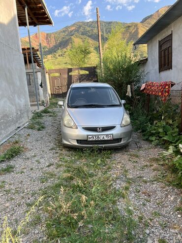 бортовой уаз: Автомобиль Honda Fit серебристого цвета с характерным дизайном