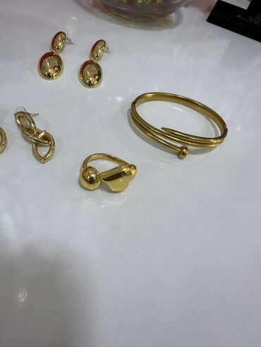 Bijuteriya dəstləri: Qadın bəzək aksesuarları – geniş seçim Məhsullar: - Qızılı tonlarda — 83