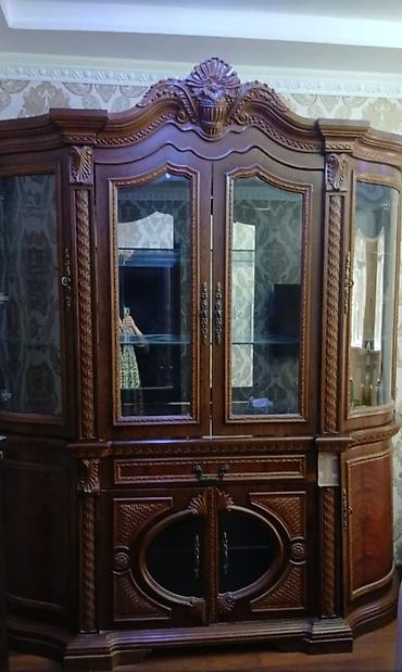 Qonaq otağı üçün klassik üslubda vitrinli bufet/servant. Tünd qəhvəyi
