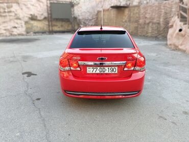 Chevrolet: Chevrolet Cruze sedan – parlaq qırmızı rəngdə, idman görünüşlü paket — 10