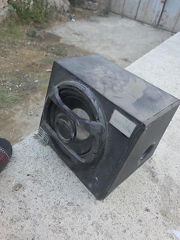 jbl dinamiki: Aktiv bas səsgücləndiricisi (subwoofer) - Korpus: taxta/kompozit, ön — 5