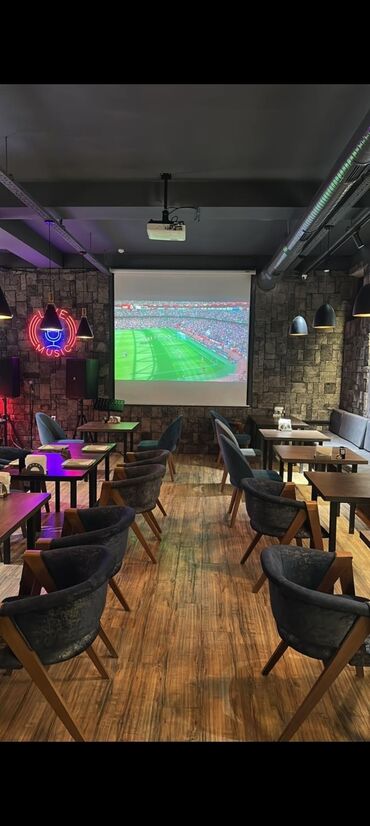 снять квартиру в азербайджане на длительный срок: Lounge/bar tipli məkan – canlı musiqi və böyük ekranlı matç izləmə