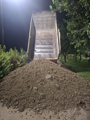 Digər tikinti daşları: Təsvir: - Döküntü torpaq/şevrelənmiş torpaq materialı - Yük maşını ilə — 6