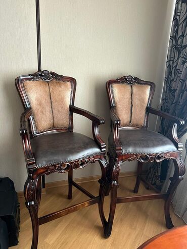 Masa və oturacaq dəstləri: 🩸 MAYA 🩸 2 ədəd bar stulu təmiz dəridən. Təcili satılır qiyməti cütü
