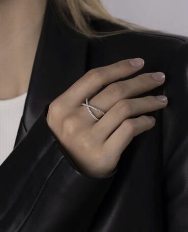 кольцо бишкек: Продаю серебряное кольцо 925 пробы с цирконами. Размер регулируется