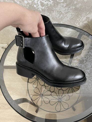 обувь из кореи: Zara новые кожаные ботиночки, куплены в Корее. Размер 37, удобная