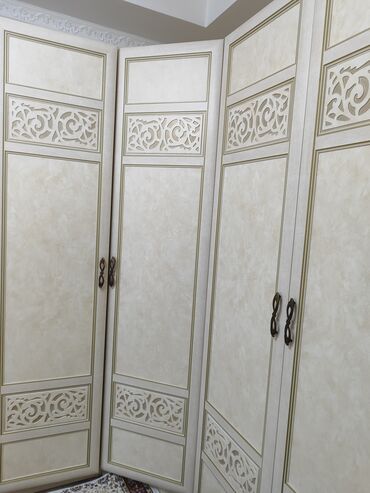 Спальные гарнитуры: Спальный гарнитур в классическом стиле, светлый беж/айвори. Состав: - — 11