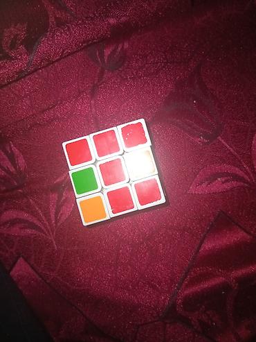 rubik kubu: Mini Rubik kubu (2x2 ölçülü görünüşdə), ağ korpuslu. Gence yerleşir 1 — 2