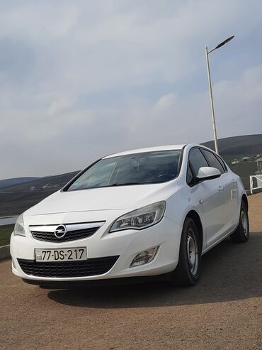 Opel: Opel Astra: 1.4 l | 2010 il 352000 km Sedan — 3