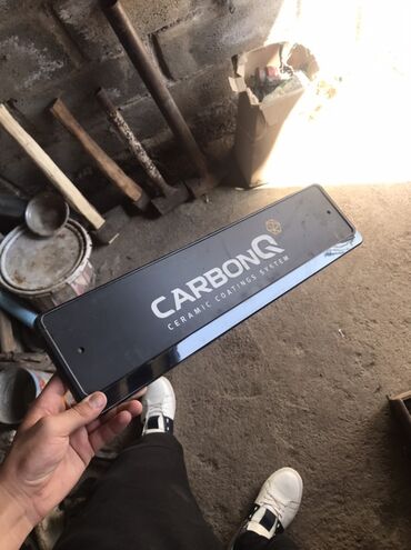 runx alex: Черная пластина для номерного знака с надписью "CARBONQ CERAMIC