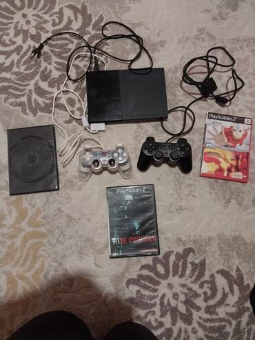 televizor gəncə: PlayStation 2 konsolu, iki ədəd oyun qolu, qoşulma kabelləri və oyun