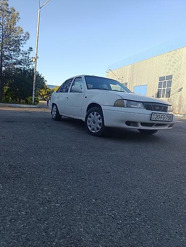 Daewoo: Daewoo Nexia sedan, 4 qapı, ağ rəng. - Kuzov: kompakt sedan, ön — 2