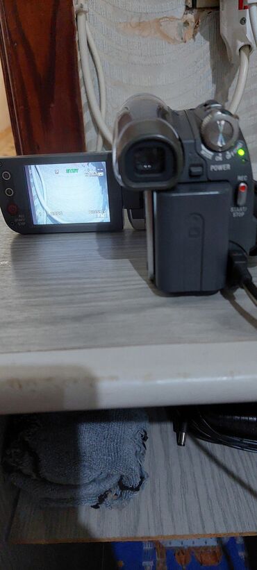 ip kamera: Sony video kamerani satiram, cox yaxshi veziyetde, ustunde kasset