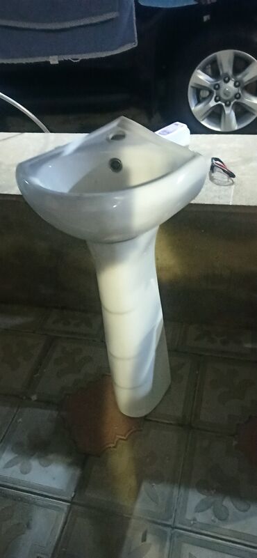 Moydadırlar: Ağ rəngli keramika ayaqlı lavabo. Bu lavabo, tək daşqın dəliyi və kran