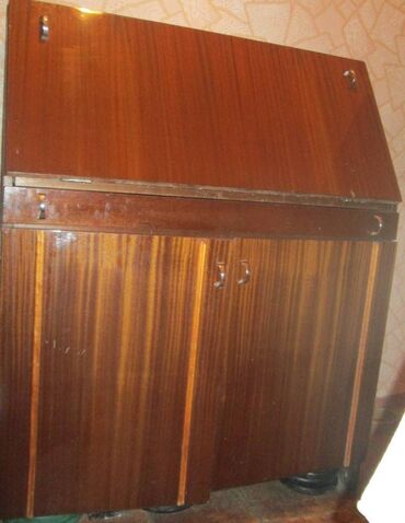 тумба деревянная: Продается мебель Б/ : - письменный стол коричневый, лакированный