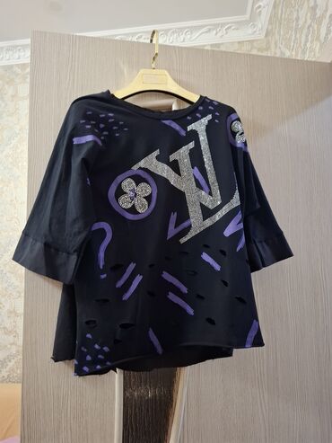 Digər: Kofta.8 azn.Bir defe geyilib.8 azn.Defekti yoxdur.Razmer L XL.Sehifede