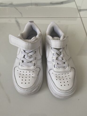 Patike: Komplet dečije obuće koji uključuje bele sportske patike sa čičak — 7