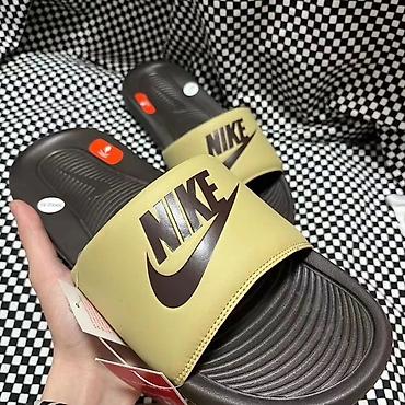 Босоножки, сандалии, шлепанцы: NIKE Benassi – легкие шлепанцы-сланцы для повседневной носки и отдыха — 5