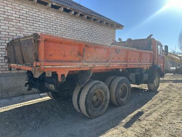 Другой строительный транспорт: КАМАЗ самосвал, оранжевый, колёсная формула 6x4. Надписи на кабине — 6