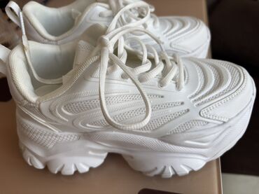 qaçış üçün qadın krosovkaları: Ağ rəngli qalın dabanlı idman ayaqqabısı - Stil: “chunky/sneaker”