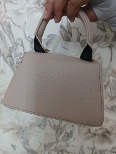 Классические сумки: Сумочки.
Разного цвета белый, бежевый и черный — 3