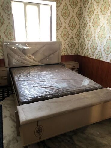 кровать спальни: Кровать двуспальная с мягким изголовьем и изножьем, обтянутая тканью