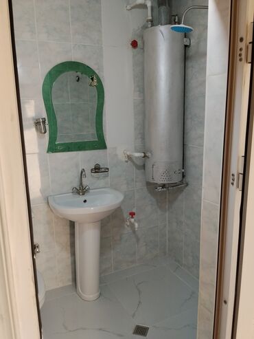 Uzunmüddətli kirayə mənzillər: Pirborun qarşlsndakl binada 5/5 bir otaq ikiyə düzəlib kirayə verilir — 4