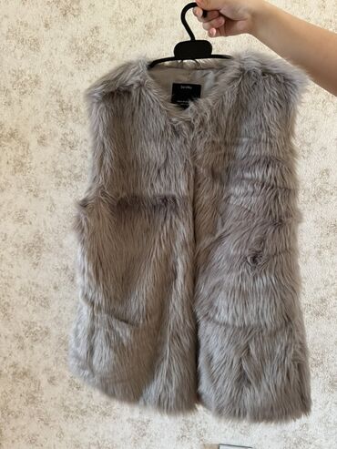 женские кашемировые кофты: Bershka qadın kürk jilet Razmer -M - Rəng: açıq boz (boz-gümüş