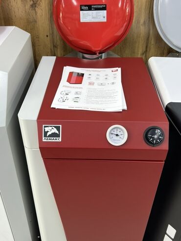 газовая емкость: Напольный газовый котел марки Лемакс в красно-белой цветовой гамме