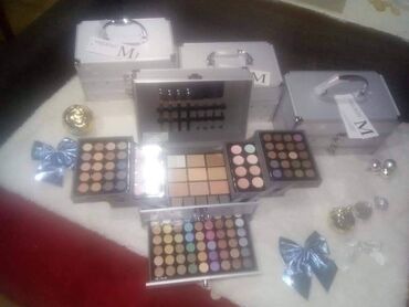 Šminka: *Miss Rose Veliki kofer sa sminkom* Sadrži: *94 senki *12 ruzeva na lalafo.rs — 10 Šminka: *Miss Rose Veliki kofer sa sminkom* Sadrži: *94 senki *12 ruzeva — 10