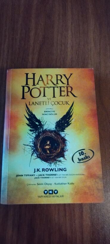 harry potter kitabı: Harry Potter ve Lanetli Çocuk. Az işlənib. Metrolara çatdırılma