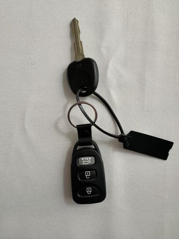 hyundai açar: Hyundai orijinal pultu, açarı və USB AUX kabeli. Maşının üstündə