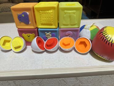 Игрушки: Тактильные кубики и три яица с формами