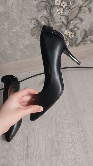 черные туфли на каблуке: Туфли 37.5, цвет - Черный
