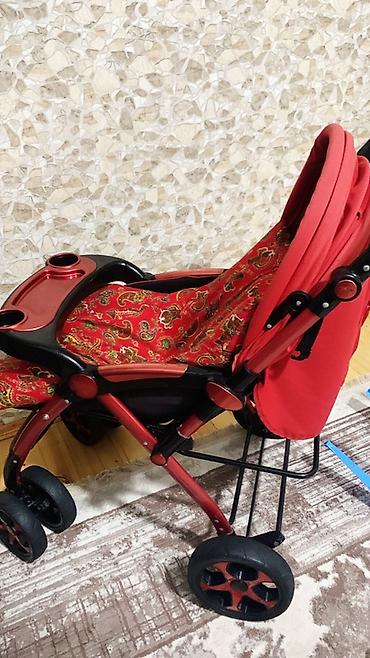 Gəzinti arabaları: Uşaq arabası – qırmızı rəngdə, naxışlı parça oturacaq və günlüyə — 1