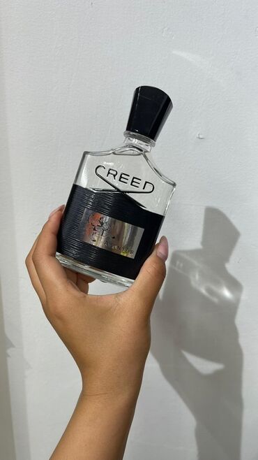 боди для взрослых: Элегантный флакон парфюмерной воды Creed Aventus с черной этикеткой и