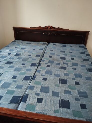 Кровати: Продаю Югославскую кровать двухспалку с матрасами,с красного дерева