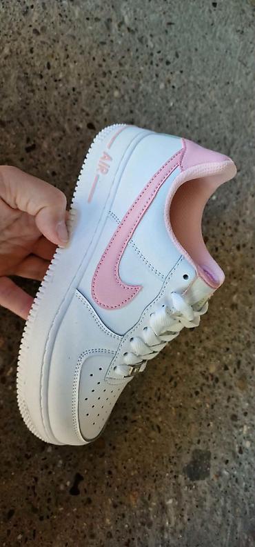 24 akcija: Nove boje air force patike od 36 do 41 za samo 3400 din
pb — 2