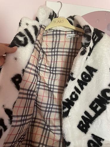 capa: Süni kürk palto 6-7 yaş üçün - Rəng: ağ üzərində qara “BALENCIAGA” — 2