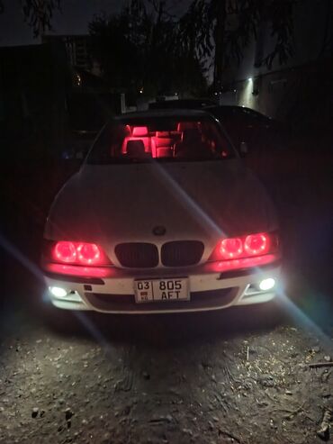 купить двигатель бмв х5 дизель: Белый седан BMW 5 серии, представленный в стильном дизайне с красной