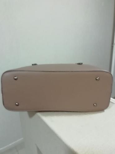 kaisem: Prelepa nova bež tašna dužine 32 cm i visine 23 cm. 3 pregrade unutra — 4
