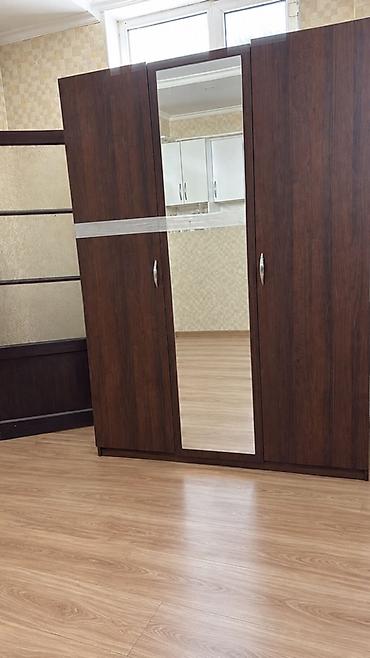 Трёхдверный платяной шкаф с зеркалом - Материал: ЛДСП в тёмном at lalafo.kg Трёхдверный платяной шкаф с зеркалом - Материал: ЛДСП в тёмном