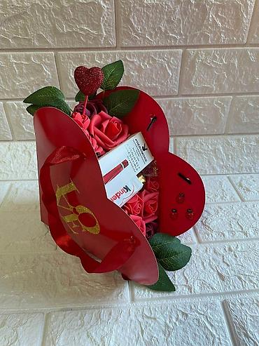 Kompleti namirnica: Poklon setovi u dekorativnim kutijama Elegantno aranžirani poklon — 10