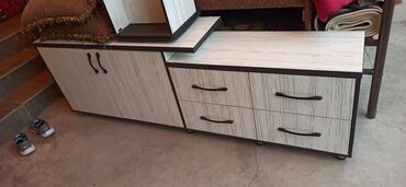 мебель минимализм: Продаю шкаф 
Высота 54см
Ширина 2.11см
В отличном состоянии