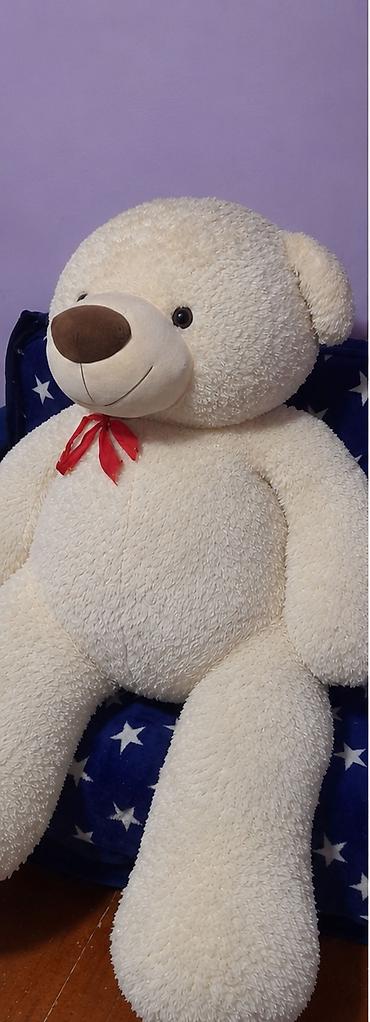 it yumsaq oyuncaqlar: 🧸 Böyük yumşaq ayı satılır — cəmi 55 AZN! Böyük, ağ rəngli, qırmızı — 3